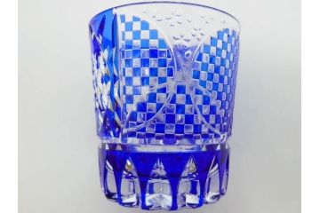 須田秀石　瑠璃被籠目紋　切立盃/伝統工芸　太武朗　江戸切子　色被せ　グラス　繊細な輝きに見惚れる切子2点セット(青、桜、硝子、杯、酒器、共箱付)(R-082758)