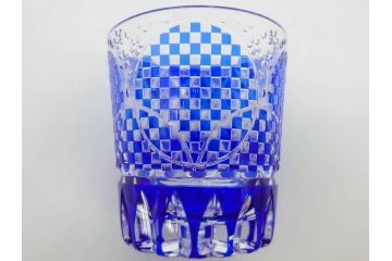 須田秀石　瑠璃被籠目紋　切立盃/伝統工芸　太武朗　江戸切子　色被せ　グラス　繊細な輝きに見惚れる切子2点セット(青、桜、硝子、杯、酒器、共箱付)(R-082758)