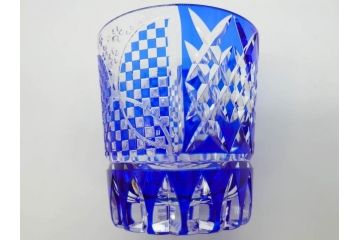須田秀石　瑠璃被籠目紋　切立盃/伝統工芸　太武朗　江戸切子　色被せ　グラス　繊細な輝きに見惚れる切子2点セット(青、桜、硝子、杯、酒器、共箱付)(R-082758)