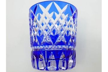須田秀石　瑠璃被籠目紋　切立盃/伝統工芸　太武朗　江戸切子　色被せ　グラス　繊細な輝きに見惚れる切子2点セット(青、桜、硝子、杯、酒器、共箱付)(R-082758)