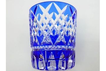 須田秀石　瑠璃被籠目紋　切立盃/伝統工芸　太武朗　江戸切子　色被せ　グラス　繊細な輝きに見惚れる切子2点セット(青、桜、硝子、杯、酒器、共箱付)(R-082758)