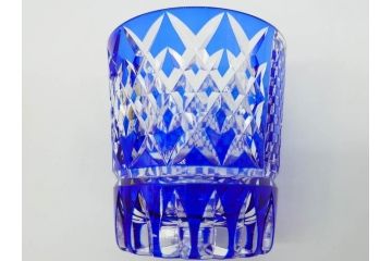 須田秀石　瑠璃被籠目紋　切立盃/伝統工芸　太武朗　江戸切子　色被せ　グラス　繊細な輝きに見惚れる切子2点セット(青、桜、硝子、杯、酒器、共箱付)(R-082758)