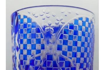 須田秀石　瑠璃被籠目紋　切立盃/伝統工芸　太武朗　江戸切子　色被せ　グラス　繊細な輝きに見惚れる切子2点セット(青、桜、硝子、杯、酒器、共箱付)(R-082758)