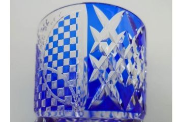 須田秀石　瑠璃被籠目紋　切立盃/伝統工芸　太武朗　江戸切子　色被せ　グラス　繊細な輝きに見惚れる切子2点セット(青、桜、硝子、杯、酒器、共箱付)(R-082758)