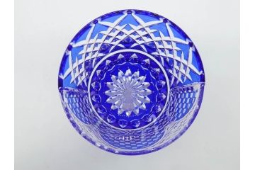 須田秀石　瑠璃被籠目紋　切立盃/伝統工芸　太武朗　江戸切子　色被せ　グラス　繊細な輝きに見惚れる切子2点セット(青、桜、硝子、杯、酒器、共箱付)(R-082758)