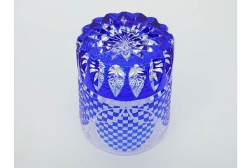 須田秀石　瑠璃被籠目紋　切立盃/伝統工芸　太武朗　江戸切子　色被せ　グラス　繊細な輝きに見惚れる切子2点セット(青、桜、硝子、杯、酒器、共箱付)(R-082758)