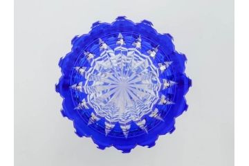 須田秀石　瑠璃被籠目紋　切立盃/伝統工芸　太武朗　江戸切子　色被せ　グラス　繊細な輝きに見惚れる切子2点セット(青、桜、硝子、杯、酒器、共箱付)(R-082758)