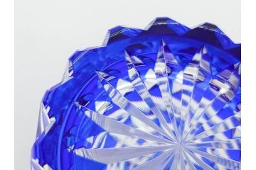 須田秀石　瑠璃被籠目紋　切立盃/伝統工芸　太武朗　江戸切子　色被せ　グラス　繊細な輝きに見惚れる切子2点セット(青、桜、硝子、杯、酒器、共箱付)(R-082758)