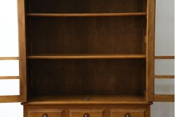 中古　美品　インテリアえぞ(EZO)　蝦夷(エゾ)民芸　民芸家具　楢(ナラ)材　ぬくもり溢れる美しい杢目のキャビネット(本箱、ブックケース、書棚、本棚、食器棚、カップボード、飾り棚、戸棚、収納棚)(R-082767)