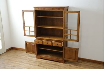 中古　美品　インテリアえぞ(EZO)　蝦夷(エゾ)民芸　民芸家具　楢(ナラ)材　ぬくもり溢れる美しい杢目のキャビネット(本箱、ブックケース、書棚、本棚、食器棚、カップボード、飾り棚、戸棚、収納棚)(R-082767)