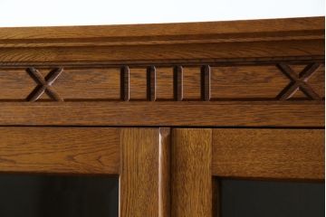 中古　美品　インテリアえぞ(EZO)　蝦夷(エゾ)民芸　民芸家具　楢(ナラ)材　ぬくもり溢れる美しい杢目のキャビネット(本箱、ブックケース、書棚、本棚、食器棚、カップボード、飾り棚、戸棚、収納棚)(R-082767)