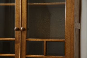 中古　美品　インテリアえぞ(EZO)　蝦夷(エゾ)民芸　民芸家具　楢(ナラ)材　ぬくもり溢れる美しい杢目のキャビネット(本箱、ブックケース、書棚、本棚、食器棚、カップボード、飾り棚、戸棚、収納棚)(R-082767)