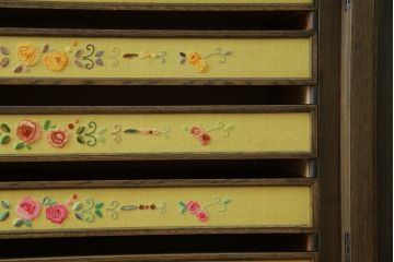 和製ビンテージ　美品　神戸洋家具　伊藤家具　楢(ナラ)材　扉と引き出しに美しい刺繍が施されたサイドボード(チェスト、着物箪笥、引き出し、洋服タンス、衣装箪笥、ヴィンテージ)(R-082769)