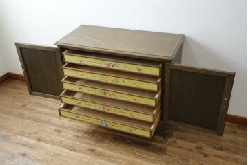 和製ビンテージ　美品　神戸洋家具　伊藤家具　楢(ナラ)材　扉と引き出しに美しい刺繍が施されたサイドボード(チェスト、着物箪笥、引き出し、洋服タンス、衣装箪笥、ヴィンテージ)(R-082769)