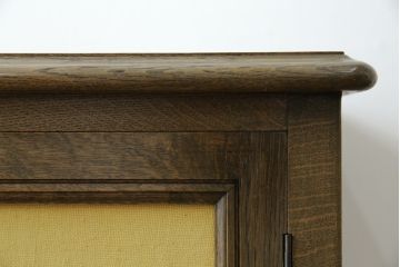 和製ビンテージ　美品　神戸洋家具　伊藤家具　楢(ナラ)材　扉と引き出しに美しい刺繍が施されたサイドボード(チェスト、着物箪笥、引き出し、洋服タンス、衣装箪笥、ヴィンテージ)(R-082769)