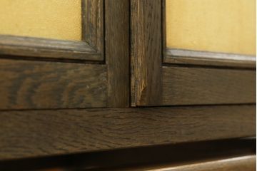 和製ビンテージ　美品　神戸洋家具　伊藤家具　楢(ナラ)材　扉と引き出しに美しい刺繍が施されたサイドボード(チェスト、着物箪笥、引き出し、洋服タンス、衣装箪笥、ヴィンテージ)(R-082769)