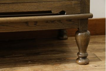 和製ビンテージ　美品　神戸洋家具　伊藤家具　楢(ナラ)材　扉と引き出しに美しい刺繍が施されたサイドボード(チェスト、着物箪笥、引き出し、洋服タンス、衣装箪笥、ヴィンテージ)(R-082769)