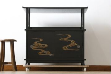 和製ビンテージ　輪島塗り　花筏蒔絵入りの美しい飾り棚(茶棚、収納棚、戸棚、サイドボード、ヴィンテージ)(定価推定約150万円)(R-082772)