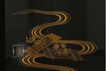 和製ビンテージ　輪島塗り　花筏蒔絵入りの美しい飾り棚(茶棚、収納棚、戸棚、サイドボード、ヴィンテージ)(定価推定約150万円)(R-082772)