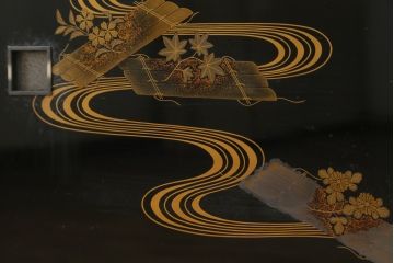 和製ビンテージ　輪島塗り　花筏蒔絵入りの美しい飾り棚(茶棚、収納棚、戸棚、サイドボード、ヴィンテージ)(定価推定約150万円)(R-082772)