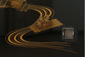 和製ビンテージ　輪島塗り　花筏蒔絵入りの美しい飾り棚(茶棚、収納棚、戸棚、サイドボード、ヴィンテージ)(定価推定約150万円)(R-082772)