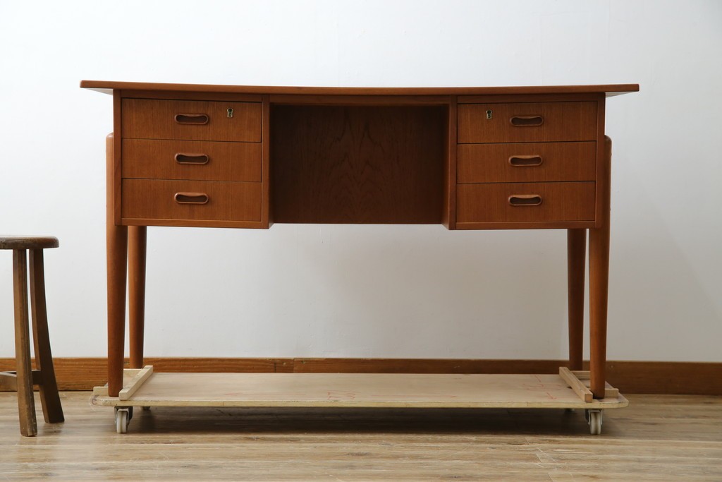 デンマークビンテージ　チーク材　すっきりとしたデザインが素敵な両面使いのパートナーデスク　(R-082773)