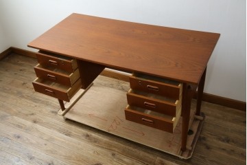デンマークビンテージ　チーク材　すっきりとしたデザインが素敵な両面使いのパートナーデスク　(R-082773)