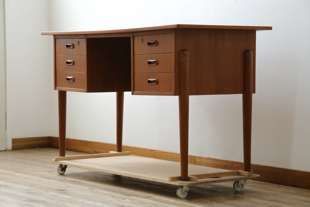 デンマークビンテージ　チーク材　すっきりとしたデザインが素敵な両面使いのパートナーデスク　(R-082773)