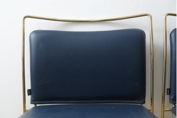 中古　Cassina Simon(カッシーナ シモン)　TULU(ツル)　高濱 和秀(Kazuhide Takahama)　ゴールドフレーム　本革(レザー)　すっきりと洗練されたデザインのスタッキングチェア2脚セット(ダイニングチェア、会議用チェア、オフィスチェア、椅子、イス、バラ売り可能)(定価2脚で約68万円)(R-082775)