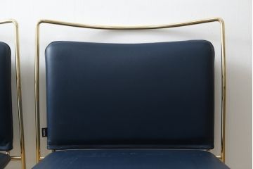 中古　Cassina Simon(カッシーナ シモン)　TULU(ツル)　高濱 和秀(Kazuhide Takahama)　ゴールドフレーム　本革(レザー)　すっきりと洗練されたデザインのスタッキングチェア2脚セット(ダイニングチェア、会議用チェア、オフィスチェア、椅子、イス、バラ売り可能)(定価2脚で約68万円)(R-082775)