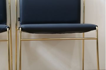 中古　Cassina Simon(カッシーナ シモン)　TULU(ツル)　高濱 和秀(Kazuhide Takahama)　ゴールドフレーム　本革(レザー)　すっきりと洗練されたデザインのスタッキングチェア2脚セット(ダイニングチェア、会議用チェア、オフィスチェア、椅子、イス、バラ売り可能)(定価2脚で約68万円)(R-082775)