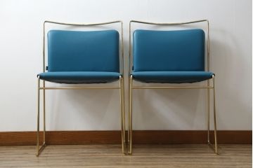 中古　Cassina Simon(カッシーナ シモン)　TULU(ツル)　高濱 和秀(Kazuhide Takahama)　ゴールドフレーム　本革(レザー)　すっきりと洗練されたデザインのスタッキングチェア2脚セット(ダイニングチェア、会議用チェア、オフィスチェア、椅子、イス、バラ売り可能)(定価2脚で約68万円)(R-082776)