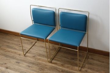中古　Cassina Simon(カッシーナ シモン)　TULU(ツル)　高濱 和秀(Kazuhide Takahama)　ゴールドフレーム　本革(レザー)　すっきりと洗練されたデザインのスタッキングチェア2脚セット(ダイニングチェア、会議用チェア、オフィスチェア、椅子、イス、バラ売り可能)(定価2脚で約68万円)(R-082776)