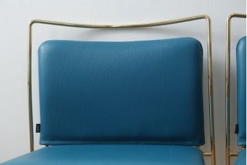 中古　Cassina Simon(カッシーナ シモン)　TULU(ツル)　高濱 和秀(Kazuhide Takahama)　ゴールドフレーム　本革(レザー)　すっきりと洗練されたデザインのスタッキングチェア2脚セット(ダイニングチェア、会議用チェア、オフィスチェア、椅子、イス、バラ売り可能)(定価2脚で約68万円)(R-082776)