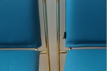 中古　Cassina Simon(カッシーナ シモン)　TULU(ツル)　高濱 和秀(Kazuhide Takahama)　ゴールドフレーム　本革(レザー)　すっきりと洗練されたデザインのスタッキングチェア2脚セット(ダイニングチェア、会議用チェア、オフィスチェア、椅子、イス、バラ売り可能)(定価2脚で約68万円)(R-082776)
