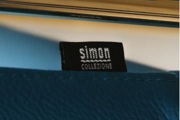 中古　Cassina Simon(カッシーナ シモン)　TULU(ツル)　高濱 和秀(Kazuhide Takahama)　ゴールドフレーム　本革(レザー)　すっきりと洗練されたデザインのスタッキングチェア2脚セット(ダイニングチェア、会議用チェア、オフィスチェア、椅子、イス、バラ売り可能)(定価2脚で約68万円)(R-082776)