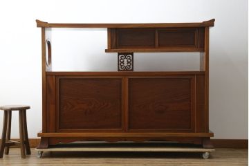 中古　最高級!!　指物工芸家具　総欅(ケヤキ)材　透かし彫りが素敵な漆塗りの茶棚(茶箪笥、収納棚、飾り棚、戸棚、サイドボード)(定価推定約200万円以上)(R-082780)