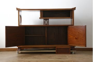 中古　最高級!!　指物工芸家具　総欅(ケヤキ)材　透かし彫りが素敵な漆塗りの茶棚(茶箪笥、収納棚、飾り棚、戸棚、サイドボード)(定価推定約200万円以上)(R-082780)