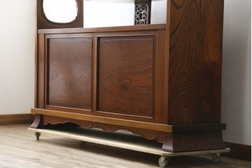 中古　最高級!!　指物工芸家具　総欅(ケヤキ)材　透かし彫りが素敵な漆塗りの茶棚(茶箪笥、収納棚、飾り棚、戸棚、サイドボード)(定価推定約200万円以上)(R-082780)