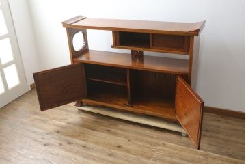 中古　最高級!!　指物工芸家具　総欅(ケヤキ)材　透かし彫りが素敵な漆塗りの茶棚(茶箪笥、収納棚、飾り棚、戸棚、サイドボード)(定価推定約200万円以上)(R-082780)