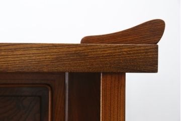 中古　最高級!!　指物工芸家具　総欅(ケヤキ)材　透かし彫りが素敵な漆塗りの茶棚(茶箪笥、収納棚、飾り棚、戸棚、サイドボード)(定価推定約200万円以上)(R-082780)