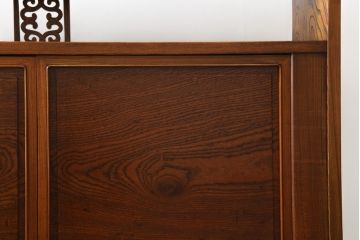 中古　最高級!!　指物工芸家具　総欅(ケヤキ)材　透かし彫りが素敵な漆塗りの茶棚(茶箪笥、収納棚、飾り棚、戸棚、サイドボード)(定価推定約200万円以上)(R-082780)