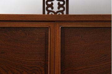 中古　最高級!!　指物工芸家具　総欅(ケヤキ)材　透かし彫りが素敵な漆塗りの茶棚(茶箪笥、収納棚、飾り棚、戸棚、サイドボード)(定価推定約200万円以上)(R-082780)