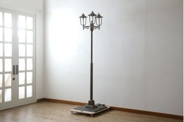 ビンテージ　高級品!!　真鍮(しんちゅう)製　ガス灯型の上品なデザインが素敵なフロアスタンドライト(ハイポールライト、照明、店舗什器、ヴィンテージ)(R-082781)