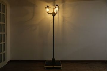 ビンテージ　高級品!!　真鍮(しんちゅう)製　ガス灯型の上品なデザインが素敵なフロアスタンドライト(ハイポールライト、照明、店舗什器、ヴィンテージ)(R-082781)
