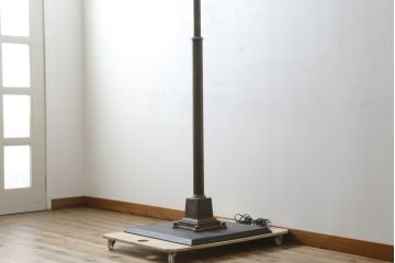 ビンテージ　高級品!!　真鍮(しんちゅう)製　ガス灯型の上品なデザインが素敵なフロアスタンドライト(ハイポールライト、照明、店舗什器、ヴィンテージ)(R-082781)