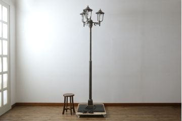 ビンテージ　高級品!!　真鍮(しんちゅう)製　ガス灯型の上品なデザインが素敵なフロアスタンドライト(ハイポールライト、照明、店舗什器、ヴィンテージ)(R-082781)