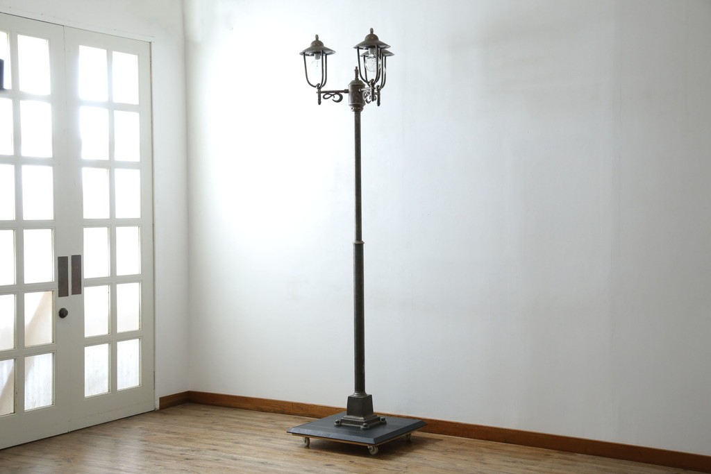 ビンテージ　高級品!!　真鍮(しんちゅう)製　ガス灯型の上品なデザインが素敵なフロアスタンドライト(ハイポールライト、照明、店舗什器、ヴィンテージ)(R-082781)