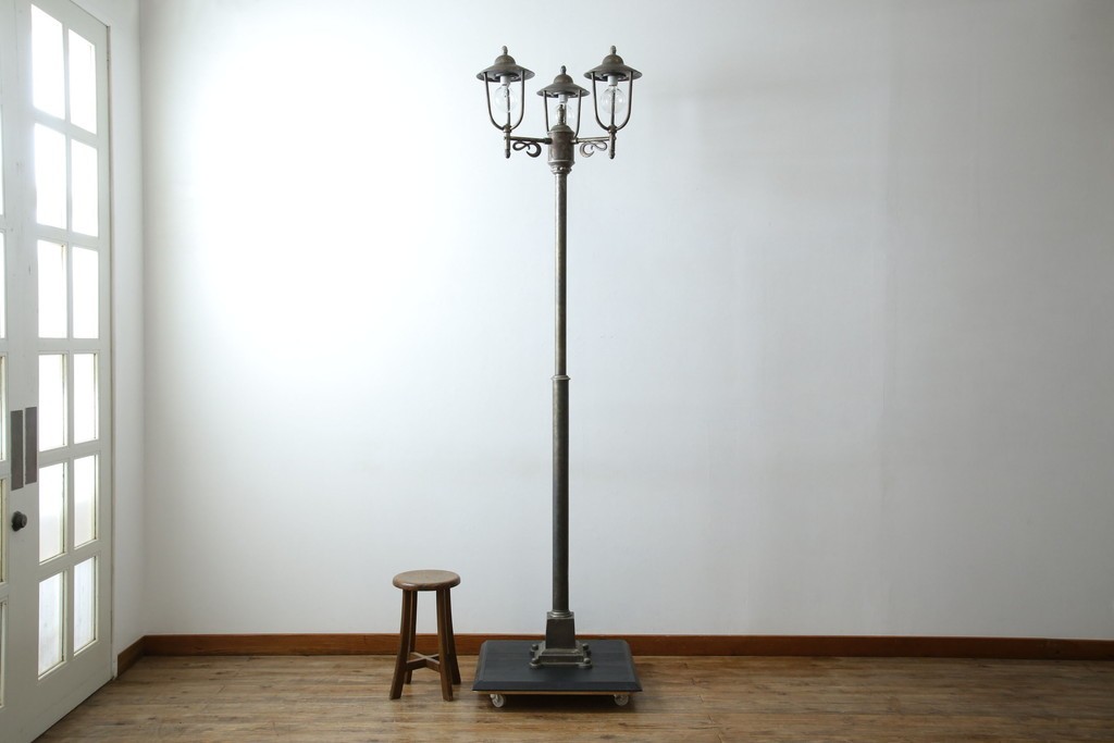 ビンテージ　高級品!!　真鍮(しんちゅう)製　ガス灯型の上品なデザインが素敵なフロアスタンドライト(ハイポールライト、照明、店舗什器、ヴィンテージ)(R-082781)