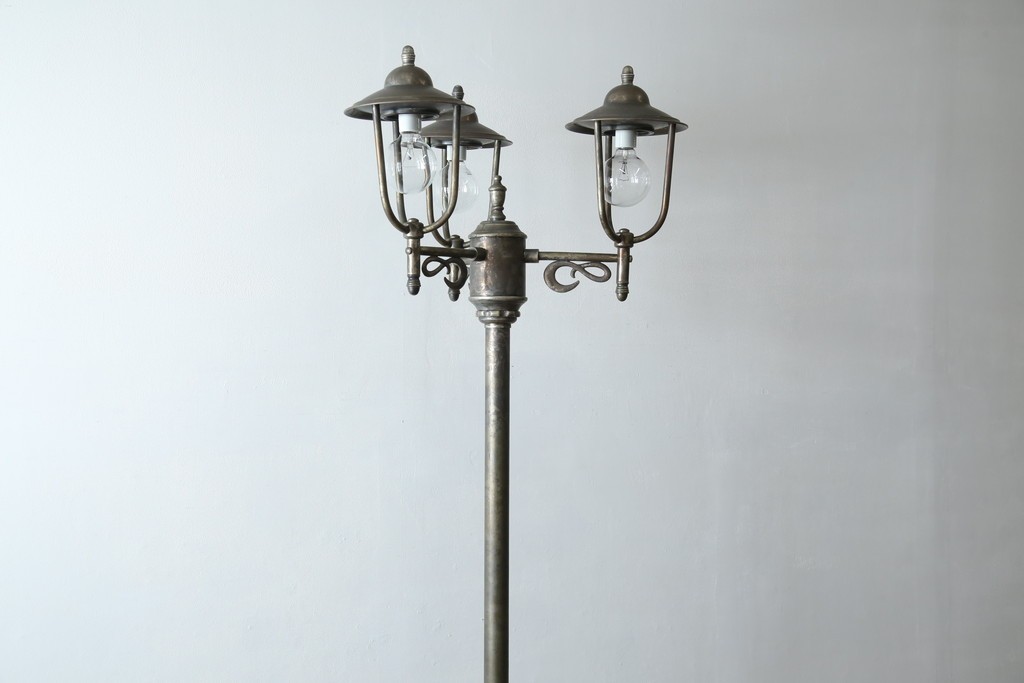 ビンテージ　高級品!!　真鍮(しんちゅう)製　ガス灯型の上品なデザインが素敵なフロアスタンドライト(ハイポールライト、照明、店舗什器、ヴィンテージ)(R-082781)